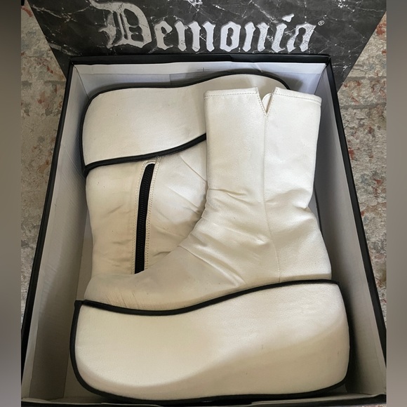 Demonia Violet-100 - White Faux Suede / Platform mid calf moon boot / size 8 - Picture 2 of 3